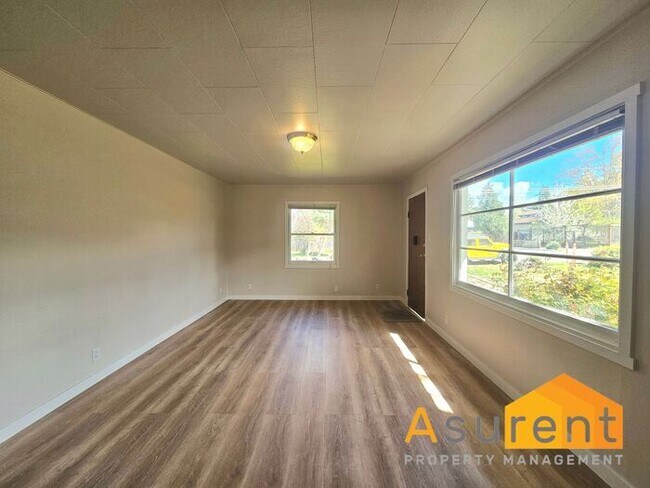 Foto del edificio - MOVE IN SPECIAL: $500 OFF on First Full Months Rent! Freshly Renovated 2-Bedroom, 1-Bath Duplex i...