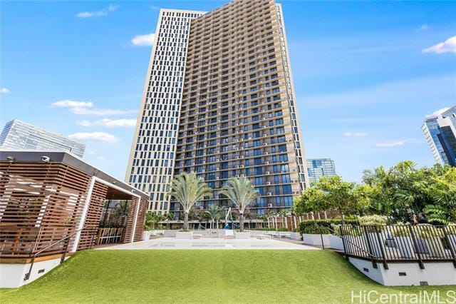 Building Photo - 987 Queen St