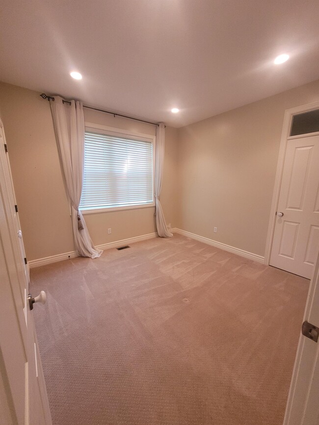 Building Photo - 867 N Swiss Farm Ct