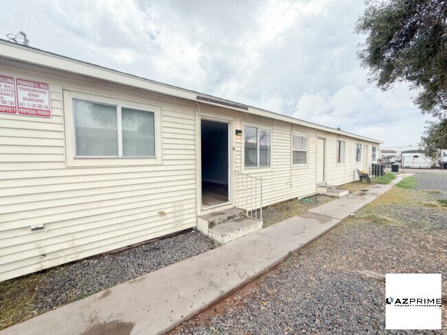 Foto del edificio - FREE FIRST MONTH'S RENT MOVE IN SPECIAL! Welcome to this Delightful 1/1 Phoenix Triplex Unit!