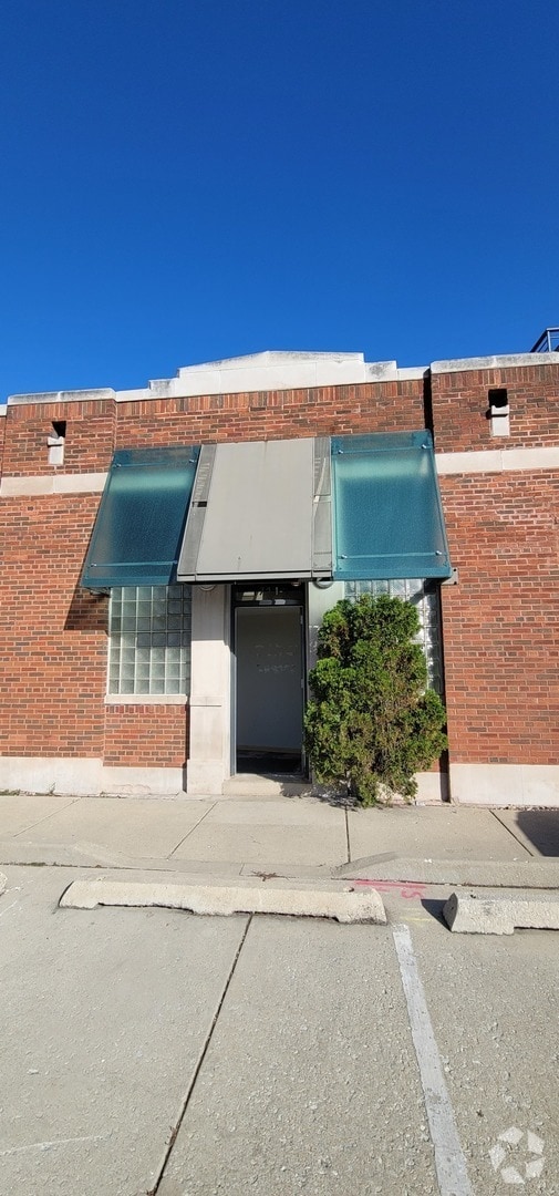 Building Photo - 1711 Darrow Ave