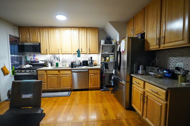 Kitchen - 6776 Dartmouth St