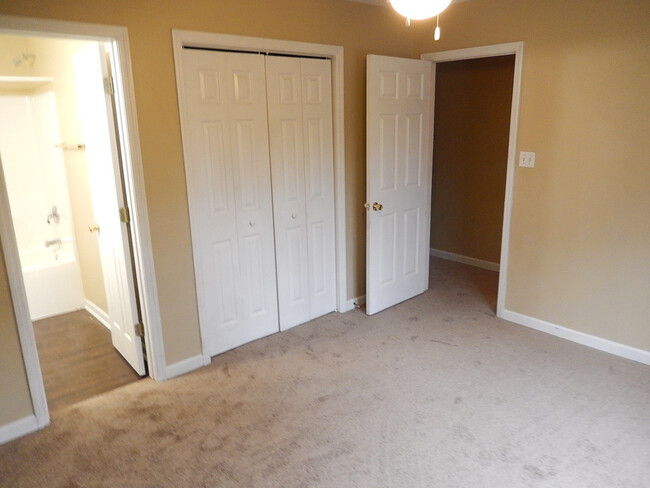 Building Photo - AWESOME 3/3 in Great Location w/Vaulted Ce...
