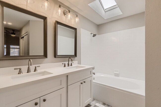 Foto del edificio - 7366 W Greer Avenue