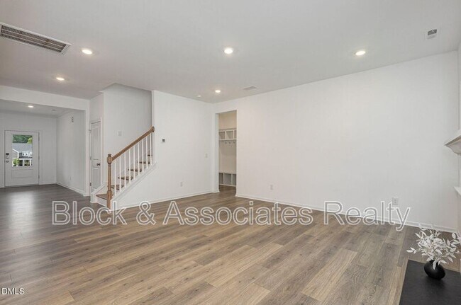 Foto del edificio - 153 Hickory Grv Dr