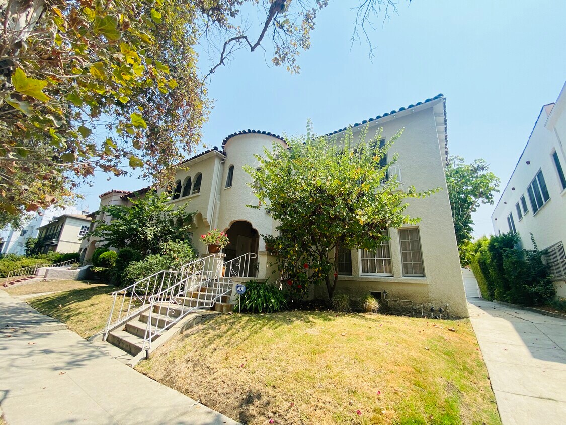 Primary Photo - 118 1/2 S Sycamore Ave