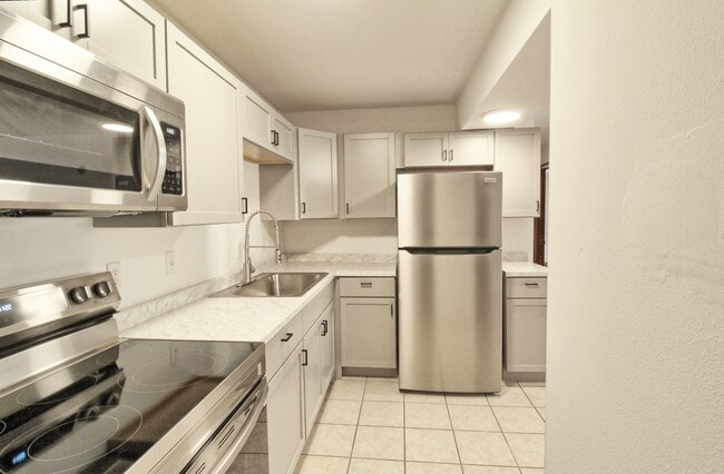 Building Photo - 610-Carriage Court Apartments