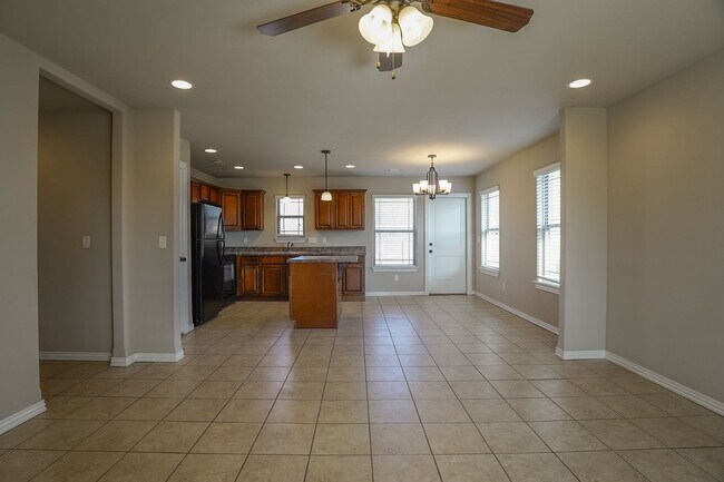 Foto del edificio - 3 Bedroom 2 Bathroom, 2 Car Garage Home in...