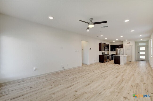 Foto del edificio - 121 Fairfax Ave