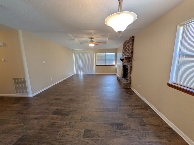 Foto del edificio - 7945 Blue Bonnet St