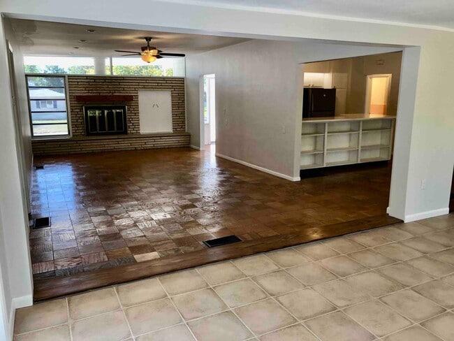 Building Photo - Retro 2-bed/2-bath Sarasota Home For Rent