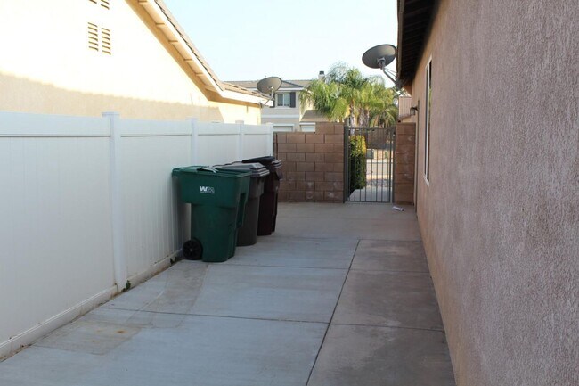 Foto del edificio - 4 Bedroom 2 Bath Home