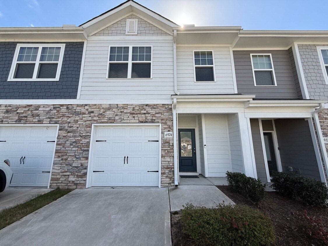 Foto principal - Stunning 3BD, 2.5BA Raleigh Townhome in a ...