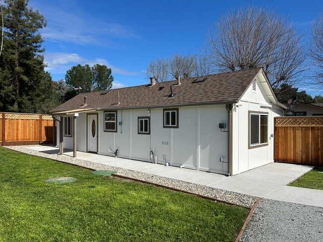 Building Photo - 1665 Chris Ln