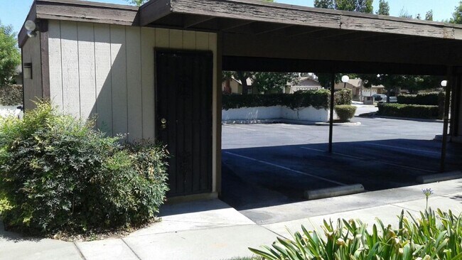Foto del edificio - 3174 Little Mountain Dr