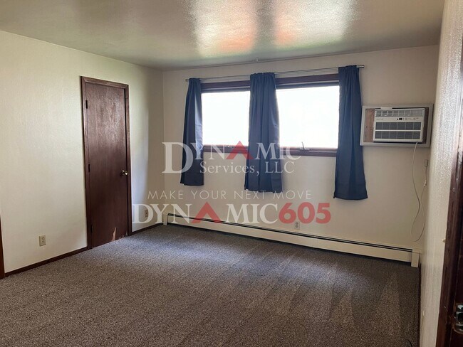 Foto del edificio - 1 Bedroom, 1 Bathroom Garden Level Apartme...