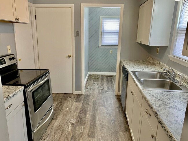 Foto del edificio - 2 Bed / 2 Bath house with HUGE garage