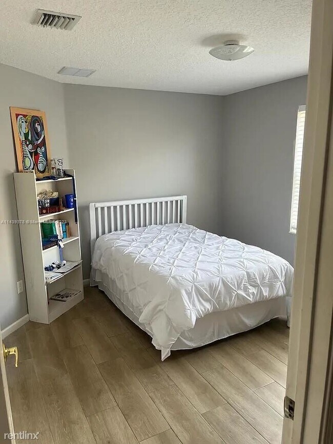 Foto del edificio - 5 br, 3.5 bath House - 2384 Simonson Dr