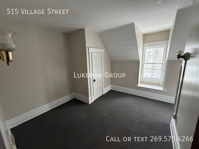 Building Photo - 515 Village St