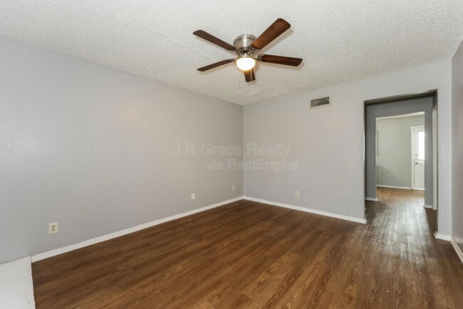 Foto del edificio - 5927 Shadydell Dr