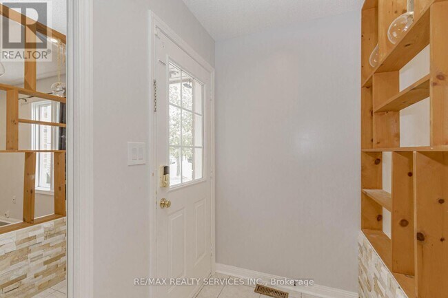 Building Photo - 106 Narrow Valley Crescent