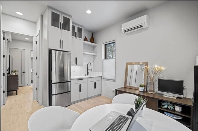 Building Photo - One bedroom apartment on Bend's SW side. E...