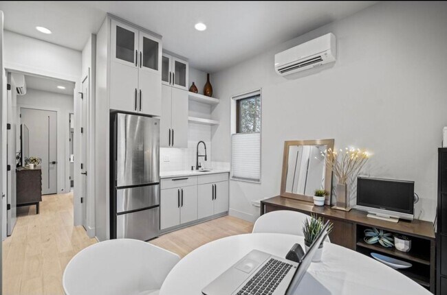 Foto del edificio - One bedroom apartment on Bend's SW side. E...