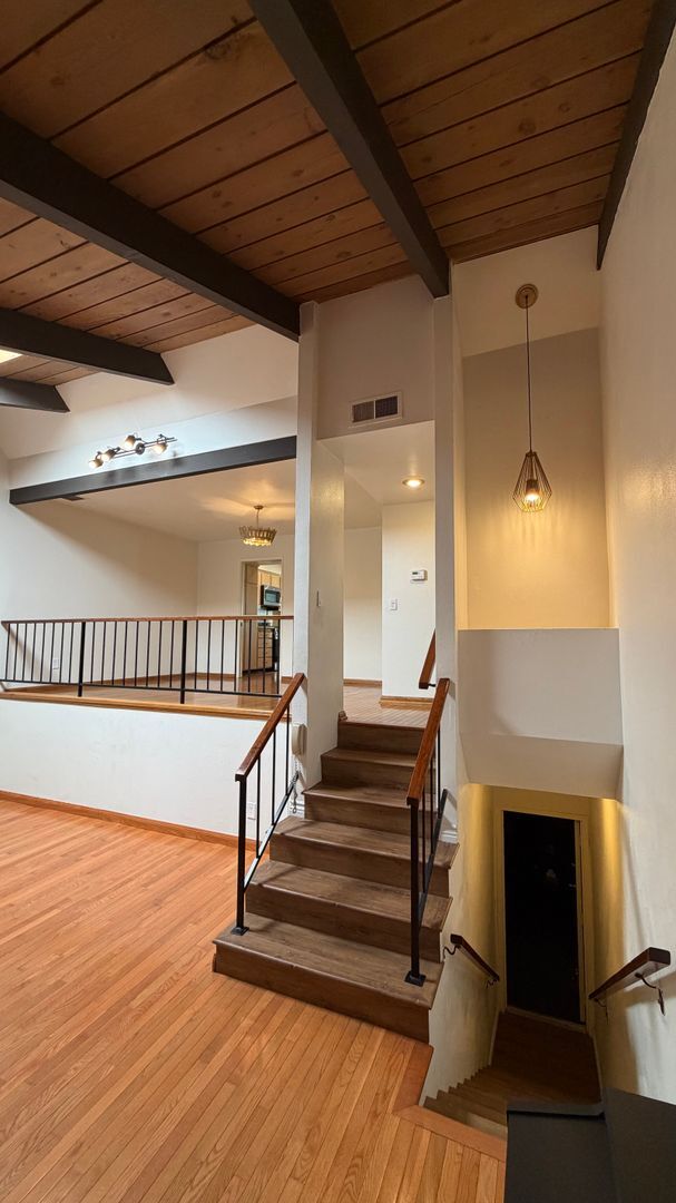 Foto del edificio - DESIRABLE TWO BEDROOM TWO BATH HOME IN STUDIO CITY