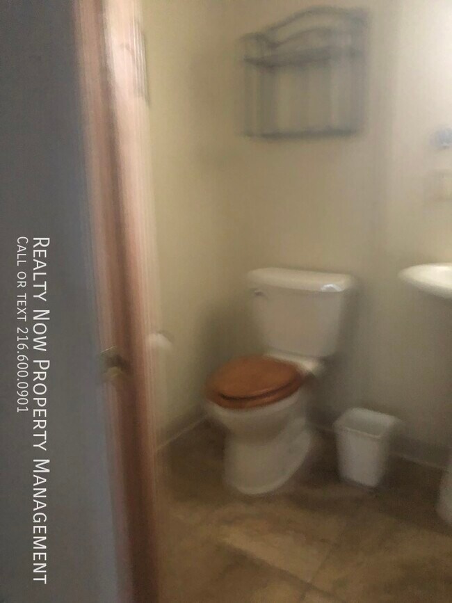 Building Photo - Maple Hts. Single Family 3 bedroom