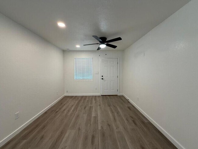 Building Photo - 1027 E Dunlap Ave