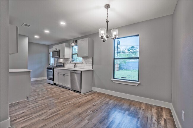 Foto del edificio - Beautiful East Dallas Home with Huge Fenced Backyard