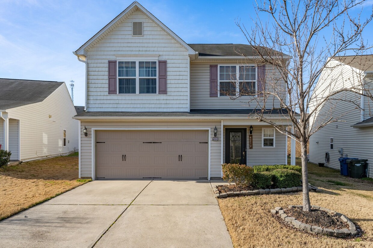 Foto principal - Spacious 3 bed/2.5 bath with fenced yard a...