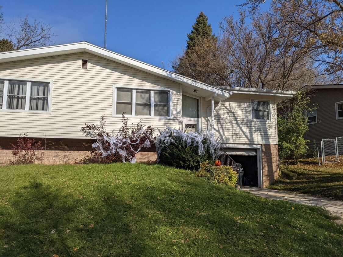 Foto principal - 6200 Strathmore Ln