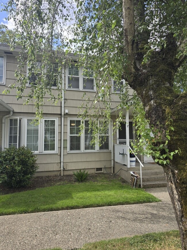 Building Photo - 441 NE Winchester St