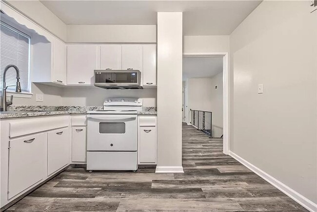 Building Photo - 3 Bedroom 2 Bath Duplex Now Available!