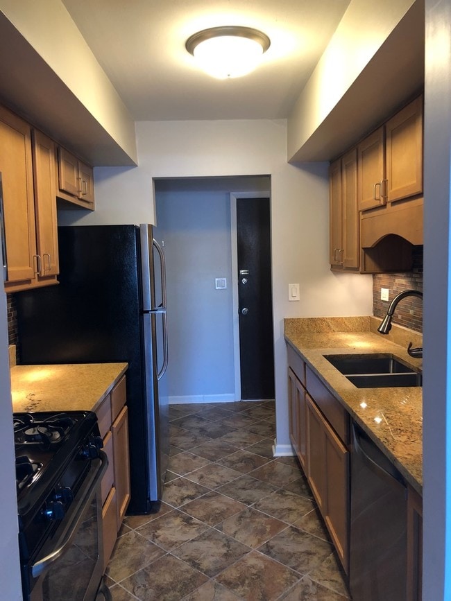 Building Photo - 2208 Country Club Dr