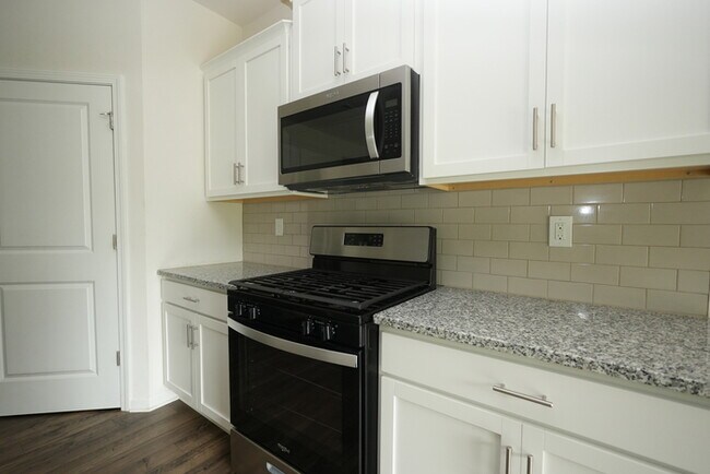 Foto del edificio - Beautiful  5 Beds 2 Baths Home in Gastonia...