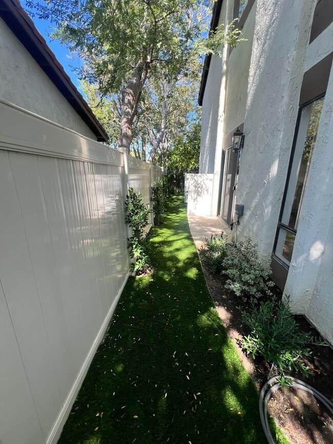 Building Photo - Thousand Oaks - 3 bedroom, 2.5 bath in the...