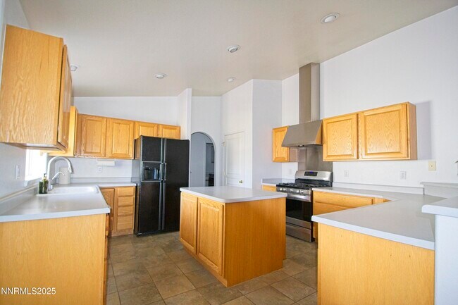 Building Photo - 1905 Lakeshore Dr