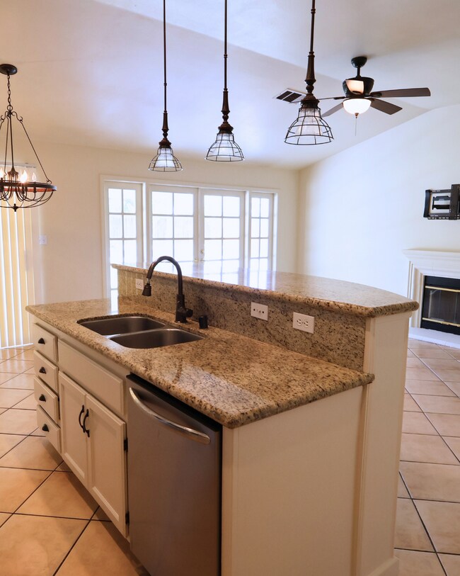 Building Photo - NW Bakersfield 4 Bed 2 Bath – Split Deposi...