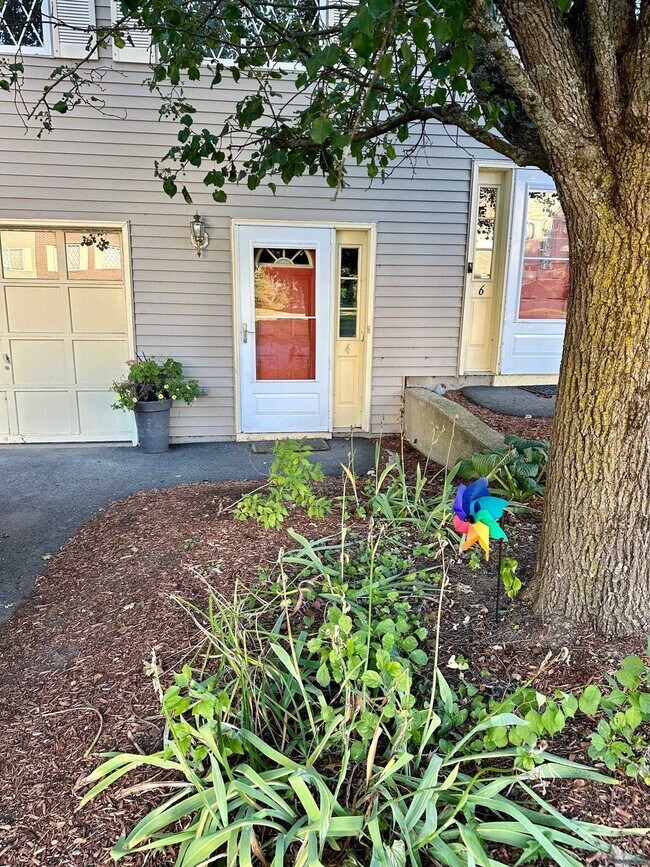 Foto del edificio - 4 Lynn Dr