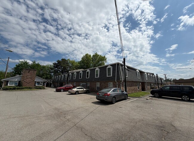 Foto del edificio - Spacious 1–3 Bedroom Apartments in South Louisville | Cedar Chase