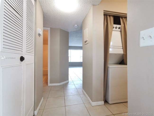Foto del edificio - 10179 Twin Lakes Dr