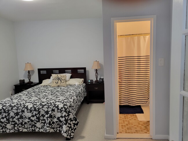dormitorio con baño - 97-13 64th Rd