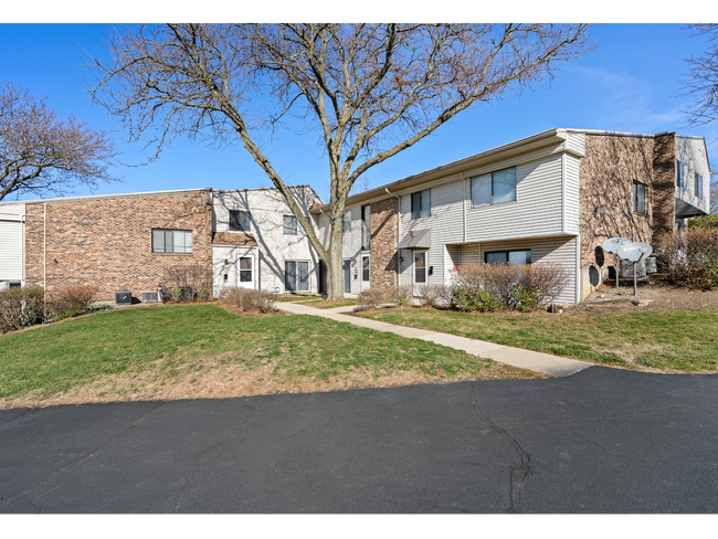 Apartment Buildings | Apartments for Rent in Woodridge, Illinois | The Townhomes at Highcrest - The Townhomes at Highcrest