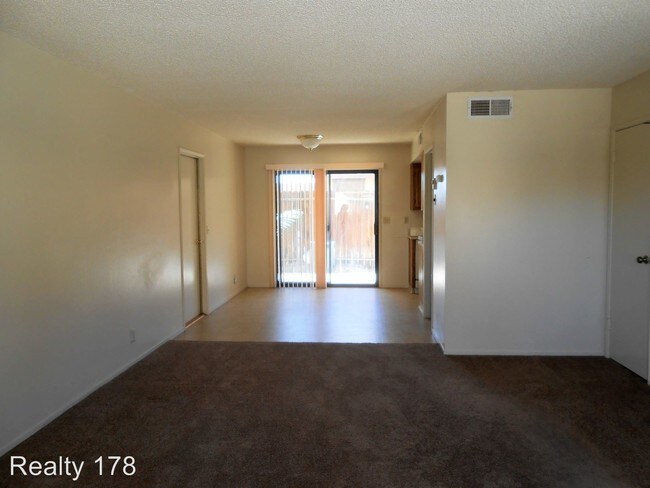 Building Photo - 1012 W Perdew Ave