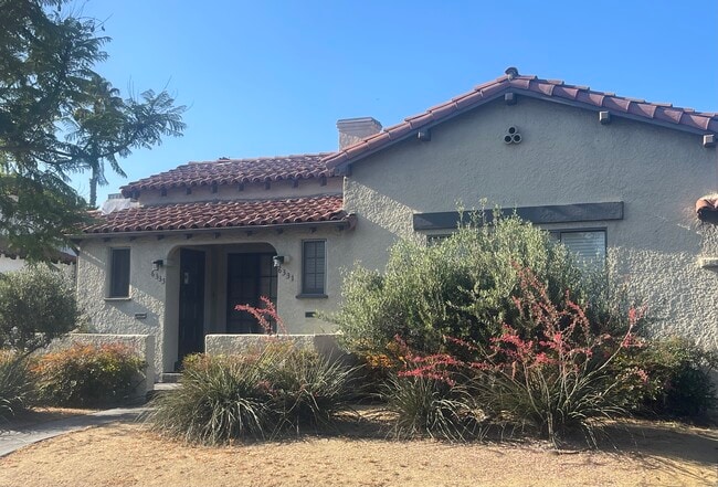 Foto del edificio - 6331 Lindenhurst Ave