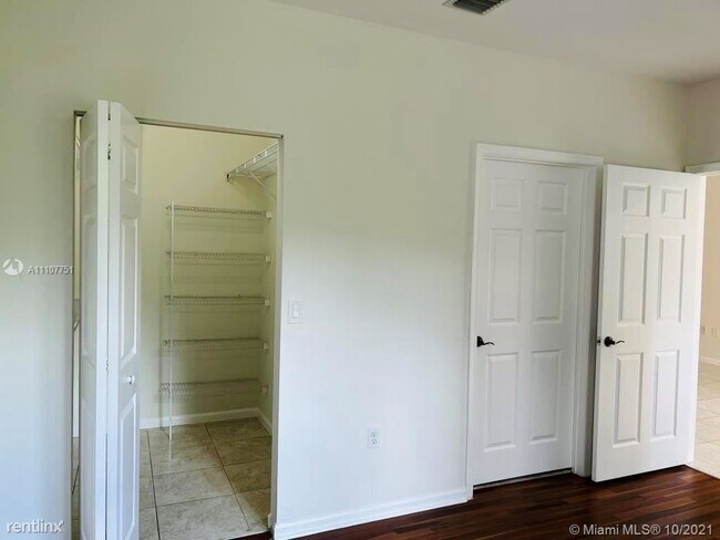 Building Photo - 2 br, 2 bath Condo - 4400 SW 160th Ave 440...