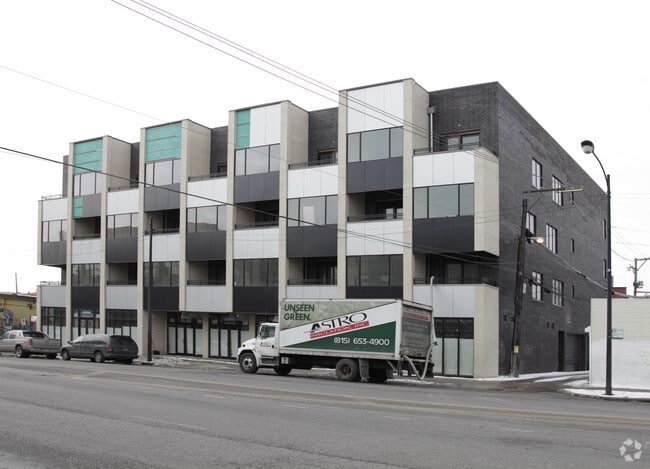 Building Photo - 2410 W Bloomingdale Ave