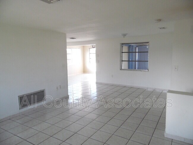 Building Photo - 3049 Pinon Dr